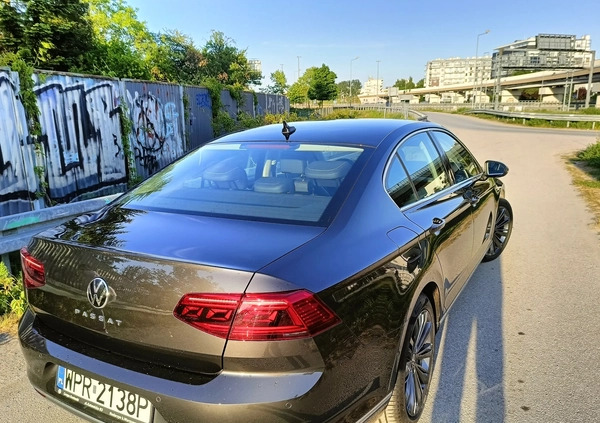 Volkswagen Passat cena 130000 przebieg: 88400, rok produkcji 2021 z Warszawa małe 742